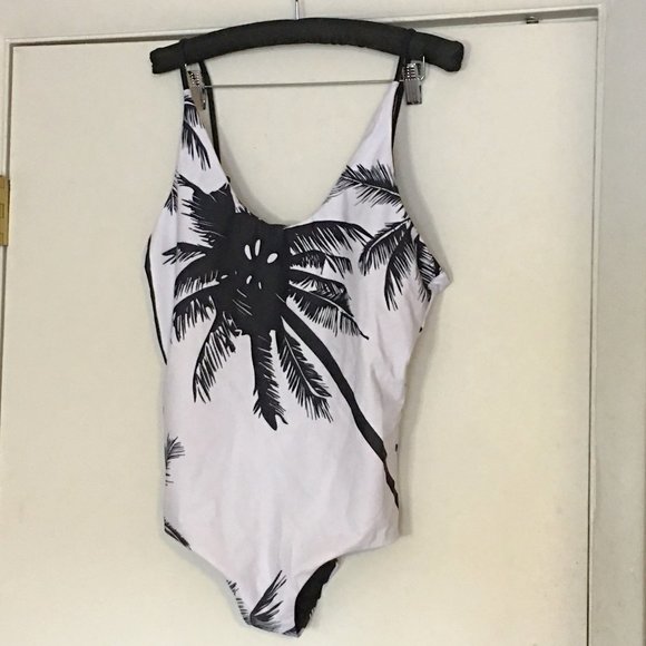 IFFEI One Piece Black/White Graphic Swimsuit  🌴🥥 NEW WITH TAGS! - Picture 2 of 13